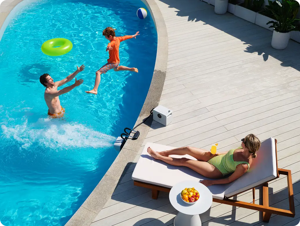 Rodina si užívá bazén s bezdrátovým protiproudem JetSwim X