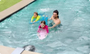 Rodina koupající se v bazénu s protiproudem JetSwim