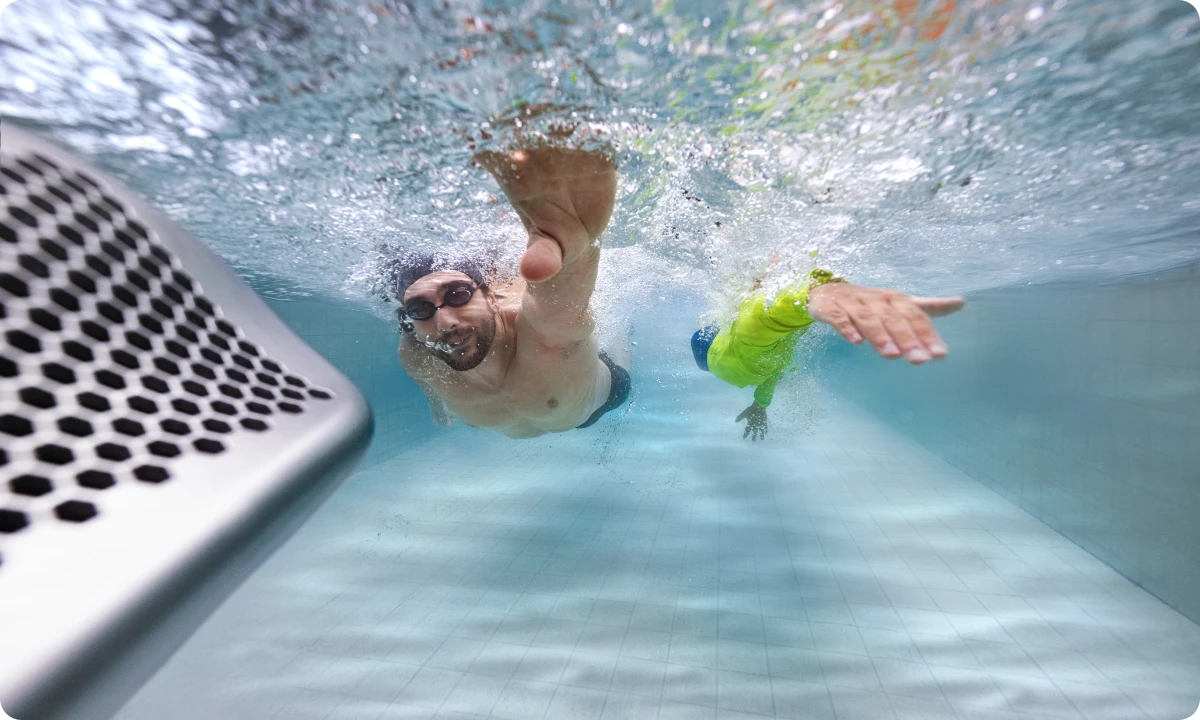 Plavci trénují proti proudu JetSwim pod hladinou