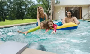 Rodina s dětmi na nafukovacím kruhu u proudu JetSwim