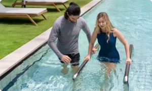 Dvojice cvičí v bazénu s pomocí proudu JetSwim