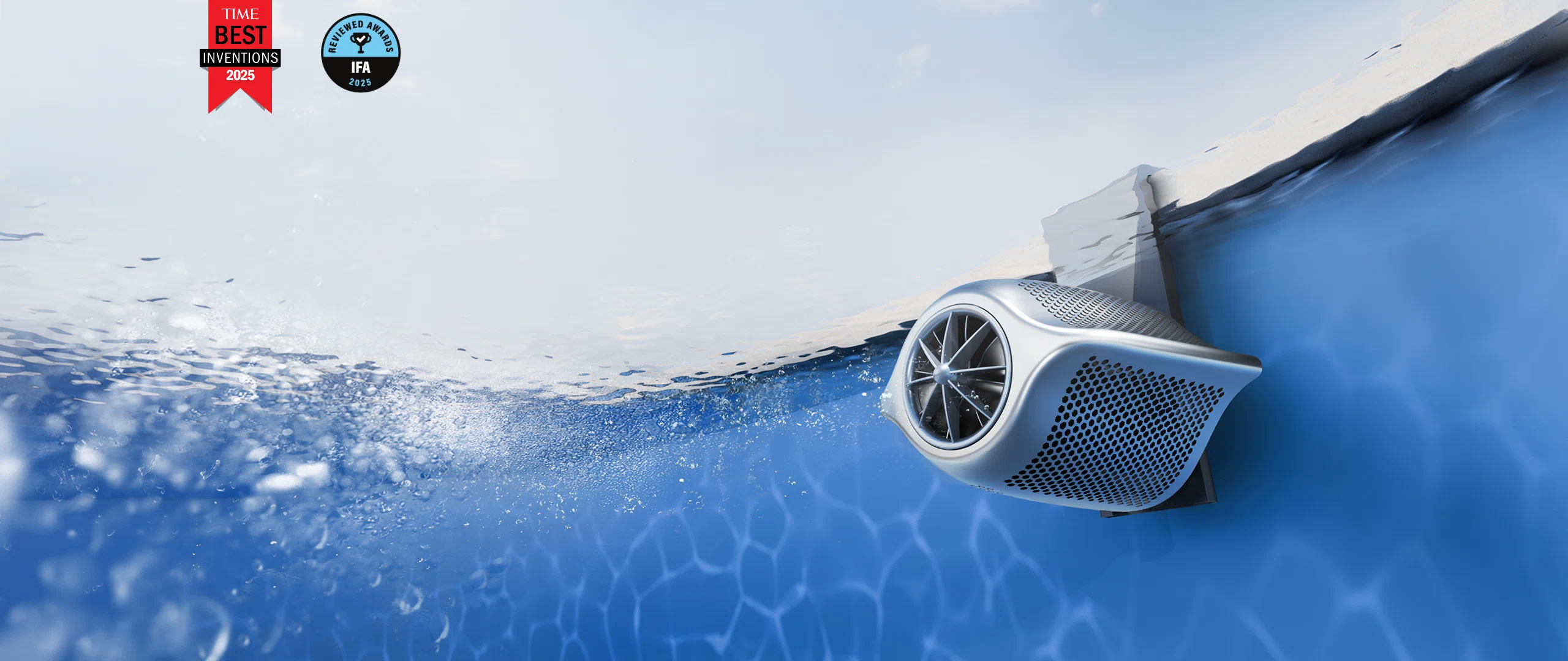 JetSwim protiproud zavěšený na okraji bazénu, detail motoru pod vodní hladinou